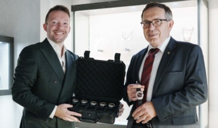 Tisková zpráva: Hodinky Arcanaut s granátovým číselníkem