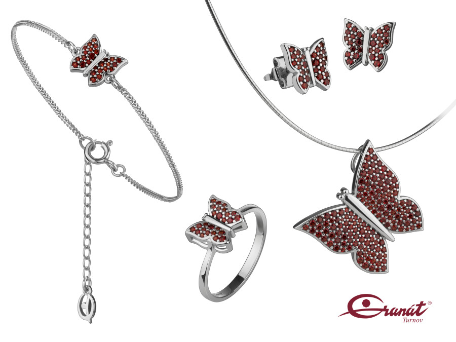 Stříbrný motýl s českými granáty